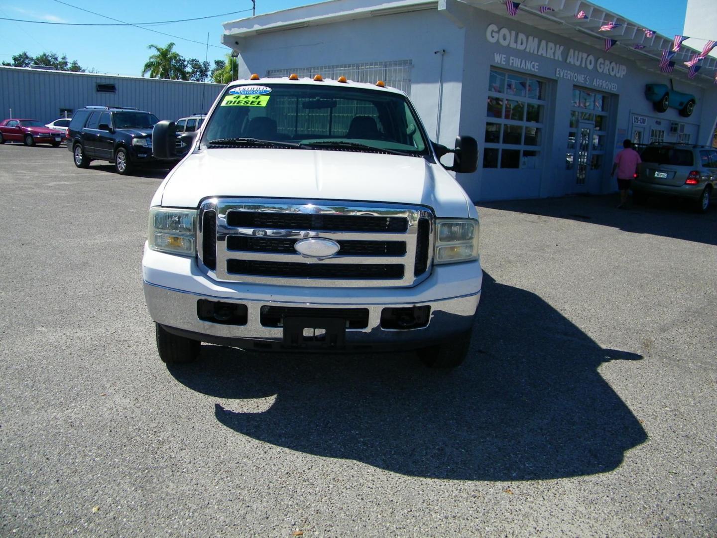 2006 WHITE /GRAY Ford F-350 DULLY 6.0 4WD Lariat Crew Cab 4WD DRW (1FTWW33P56E) with an 6.0L V8 OHV 32V TURBO DIESEL engine, AUTOMATIC transmission, located at 4000 Bee Ridge Road, Sarasota, FL, 34233, (941) 926-0300, 27.298664, -82.489151 - Photo#1