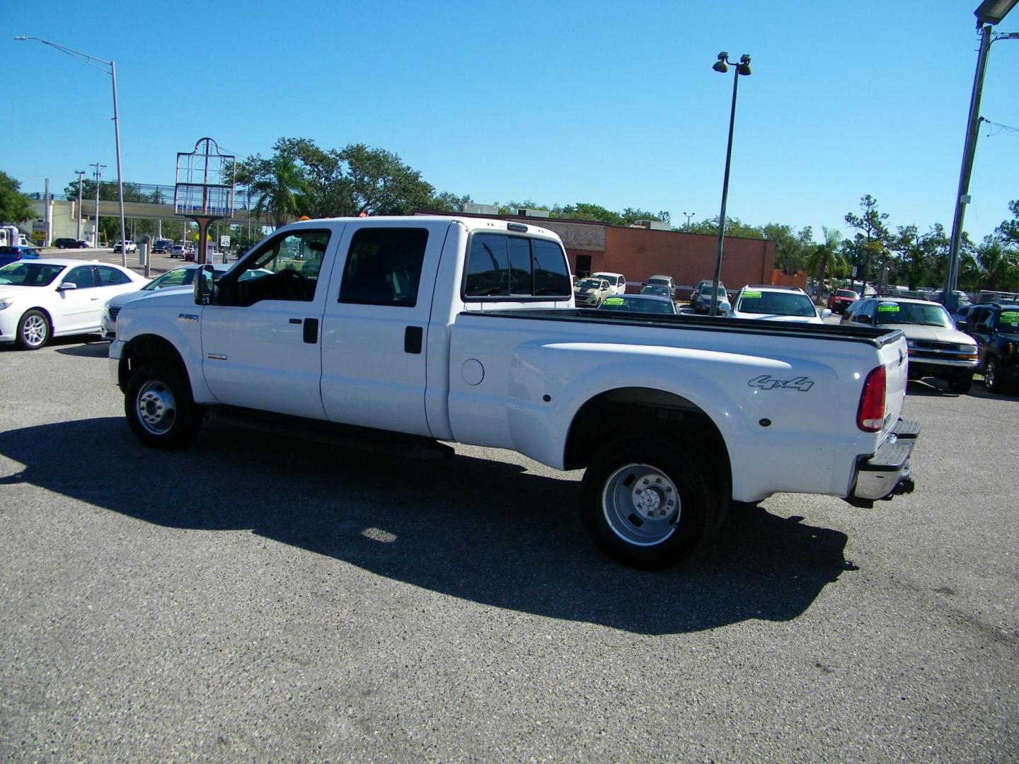 2006 WHITE /GRAY Ford F-350 DULLY 6.0 4WD Lariat Crew Cab 4WD DRW (1FTWW33P56E) with an 6.0L V8 OHV 32V TURBO DIESEL engine, AUTOMATIC transmission, located at 4000 Bee Ridge Road, Sarasota, FL, 34233, (941) 926-0300, 27.298664, -82.489151 - Photo#3