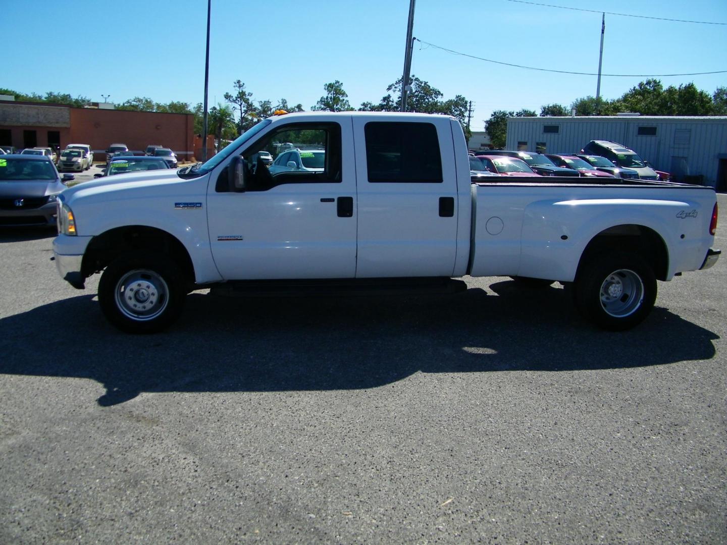 2006 WHITE /GRAY Ford F-350 DULLY 6.0 4WD Lariat Crew Cab 4WD DRW (1FTWW33P56E) with an 6.0L V8 OHV 32V TURBO DIESEL engine, AUTOMATIC transmission, located at 4000 Bee Ridge Road, Sarasota, FL, 34233, (941) 926-0300, 27.298664, -82.489151 - Photo#2