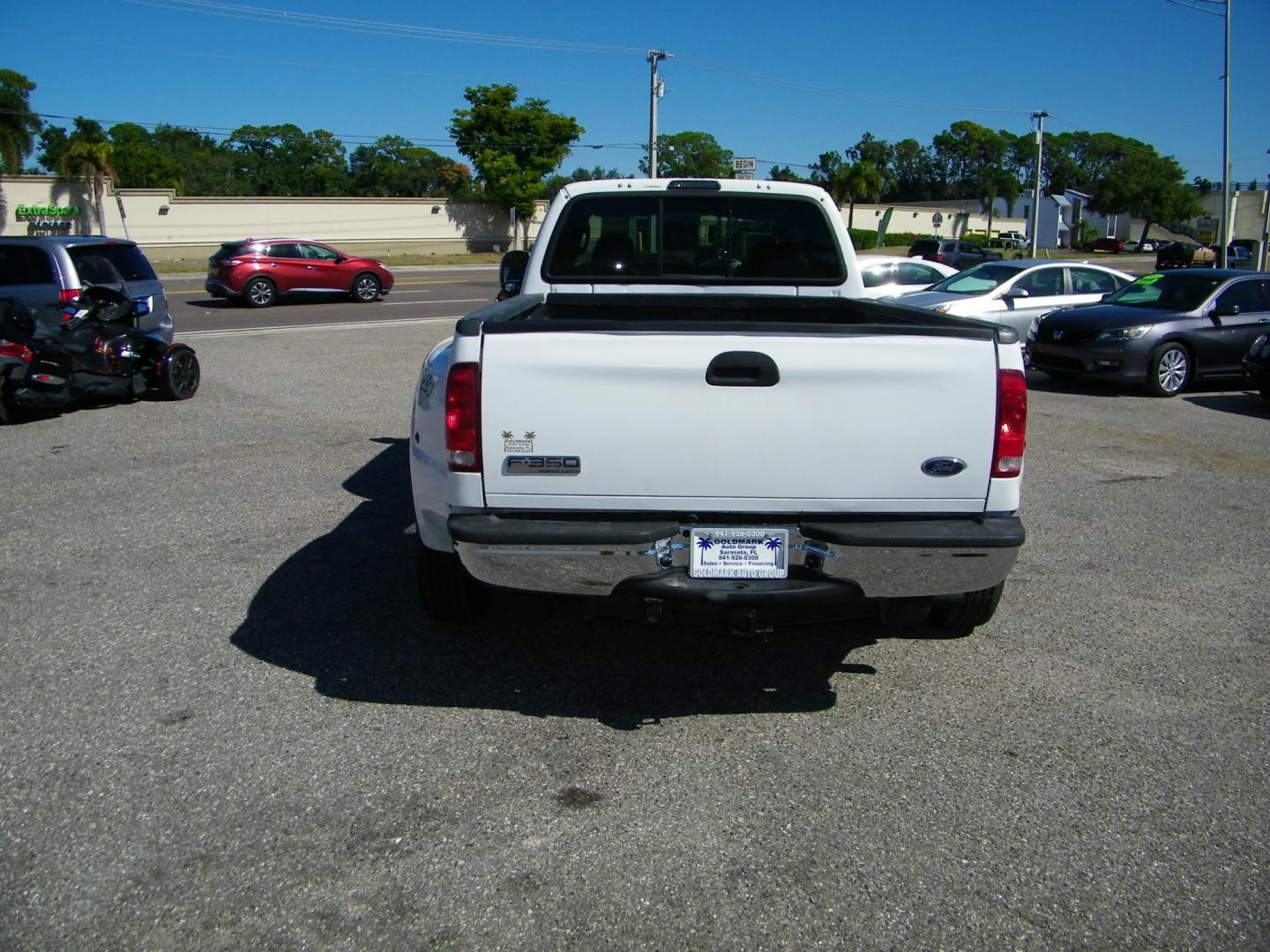 2006 WHITE /GRAY Ford F-350 DULLY 6.0 4WD Lariat Crew Cab 4WD DRW (1FTWW33P56E) with an 6.0L V8 OHV 32V TURBO DIESEL engine, AUTOMATIC transmission, located at 4000 Bee Ridge Road, Sarasota, FL, 34233, (941) 926-0300, 27.298664, -82.489151 - Photo#4