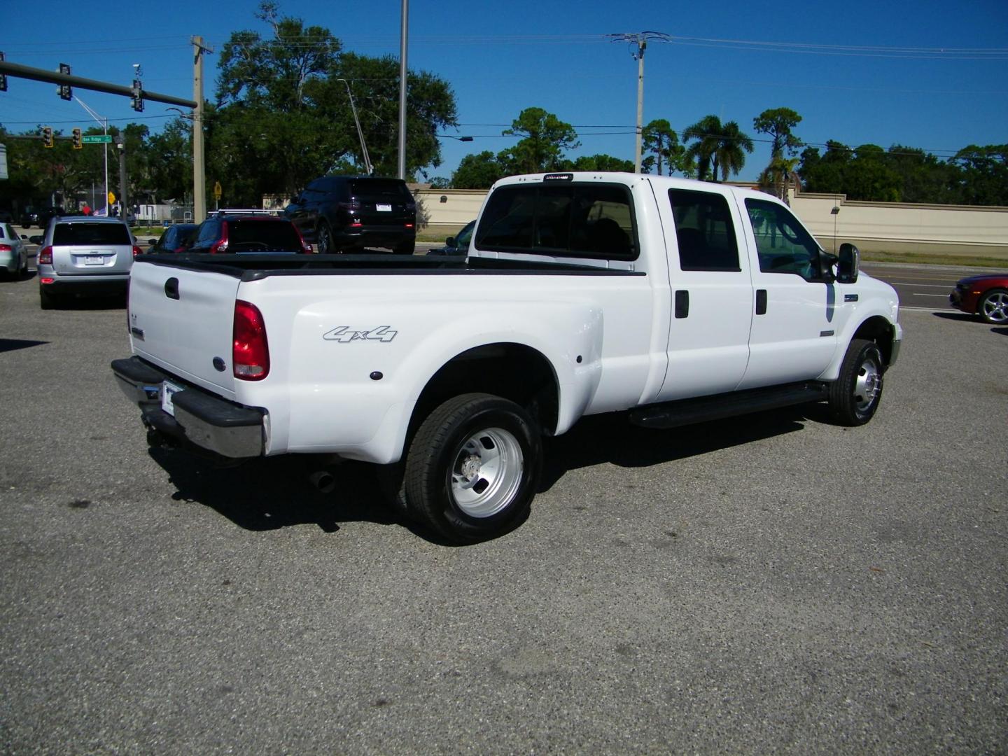 2006 WHITE /GRAY Ford F-350 DULLY 6.0 4WD Lariat Crew Cab 4WD DRW (1FTWW33P56E) with an 6.0L V8 OHV 32V TURBO DIESEL engine, AUTOMATIC transmission, located at 4000 Bee Ridge Road, Sarasota, FL, 34233, (941) 926-0300, 27.298664, -82.489151 - Photo#5