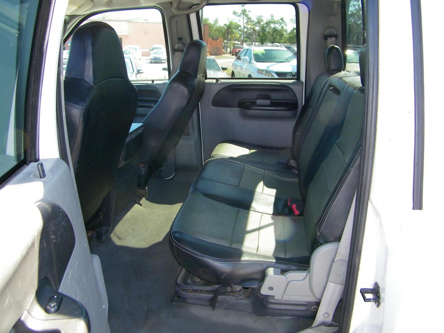 2006 WHITE /GRAY Ford F-350 DULLY 6.0 4WD Lariat Crew Cab 4WD DRW (1FTWW33P56E) with an 6.0L V8 OHV 32V TURBO DIESEL engine, AUTOMATIC transmission, located at 4000 Bee Ridge Road, Sarasota, FL, 34233, (941) 926-0300, 27.298664, -82.489151 - Photo#9