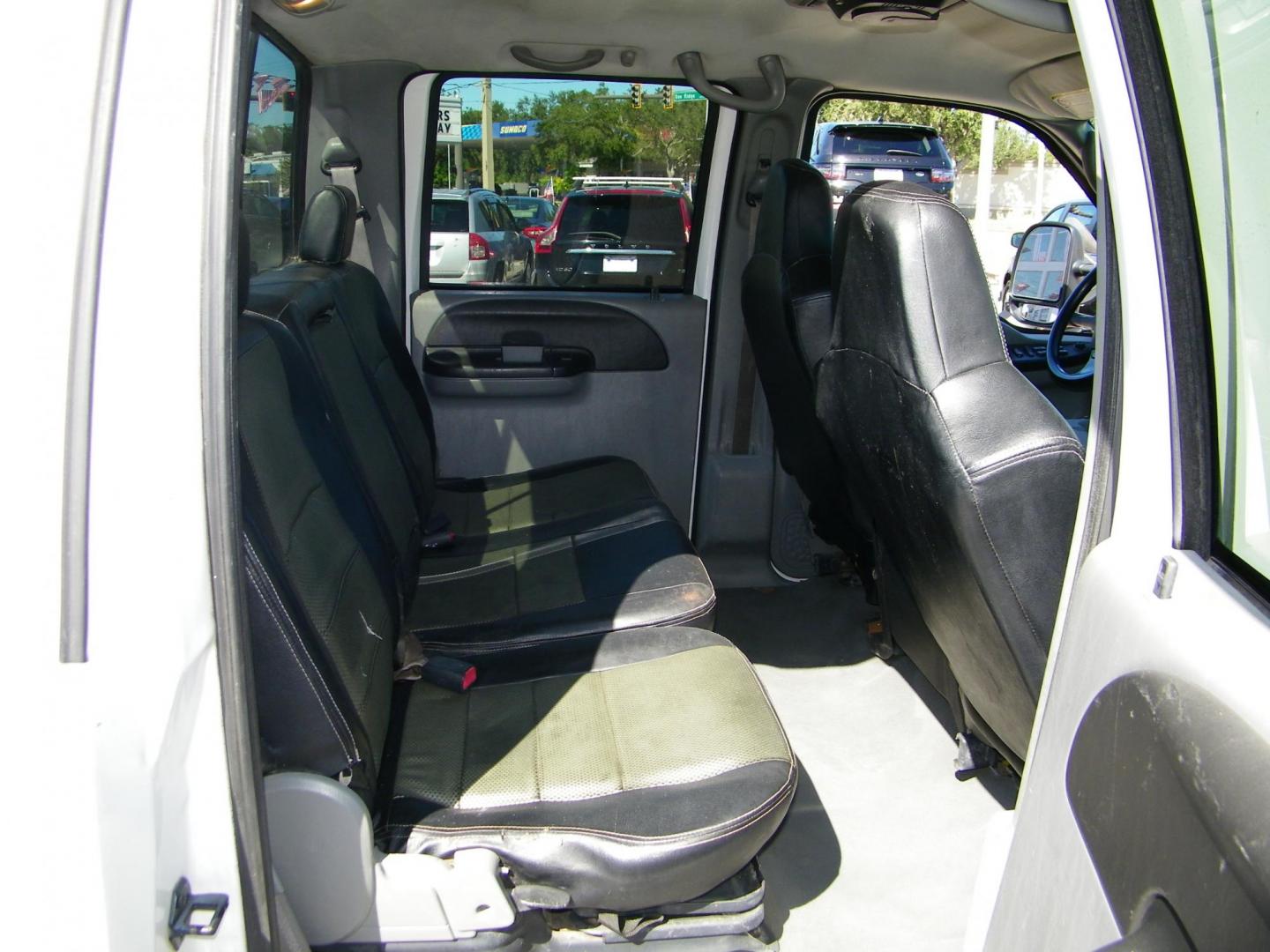 2006 WHITE /GRAY Ford F-350 DULLY 6.0 4WD Lariat Crew Cab 4WD DRW (1FTWW33P56E) with an 6.0L V8 OHV 32V TURBO DIESEL engine, AUTOMATIC transmission, located at 4000 Bee Ridge Road, Sarasota, FL, 34233, (941) 926-0300, 27.298664, -82.489151 - Photo#10