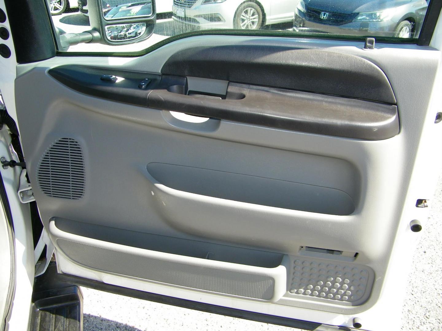 2006 WHITE /GRAY Ford F-350 DULLY 6.0 4WD Lariat Crew Cab 4WD DRW (1FTWW33P56E) with an 6.0L V8 OHV 32V TURBO DIESEL engine, AUTOMATIC transmission, located at 4000 Bee Ridge Road, Sarasota, FL, 34233, (941) 926-0300, 27.298664, -82.489151 - Photo#11