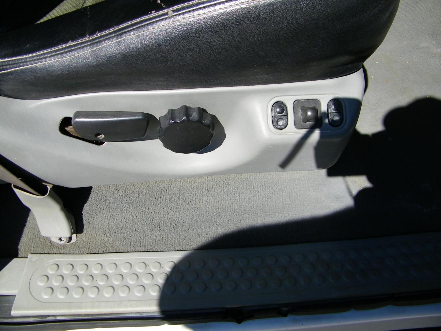 2006 WHITE /GRAY Ford F-350 DULLY 6.0 4WD Lariat Crew Cab 4WD DRW (1FTWW33P56E) with an 6.0L V8 OHV 32V TURBO DIESEL engine, AUTOMATIC transmission, located at 4000 Bee Ridge Road, Sarasota, FL, 34233, (941) 926-0300, 27.298664, -82.489151 - Photo#13