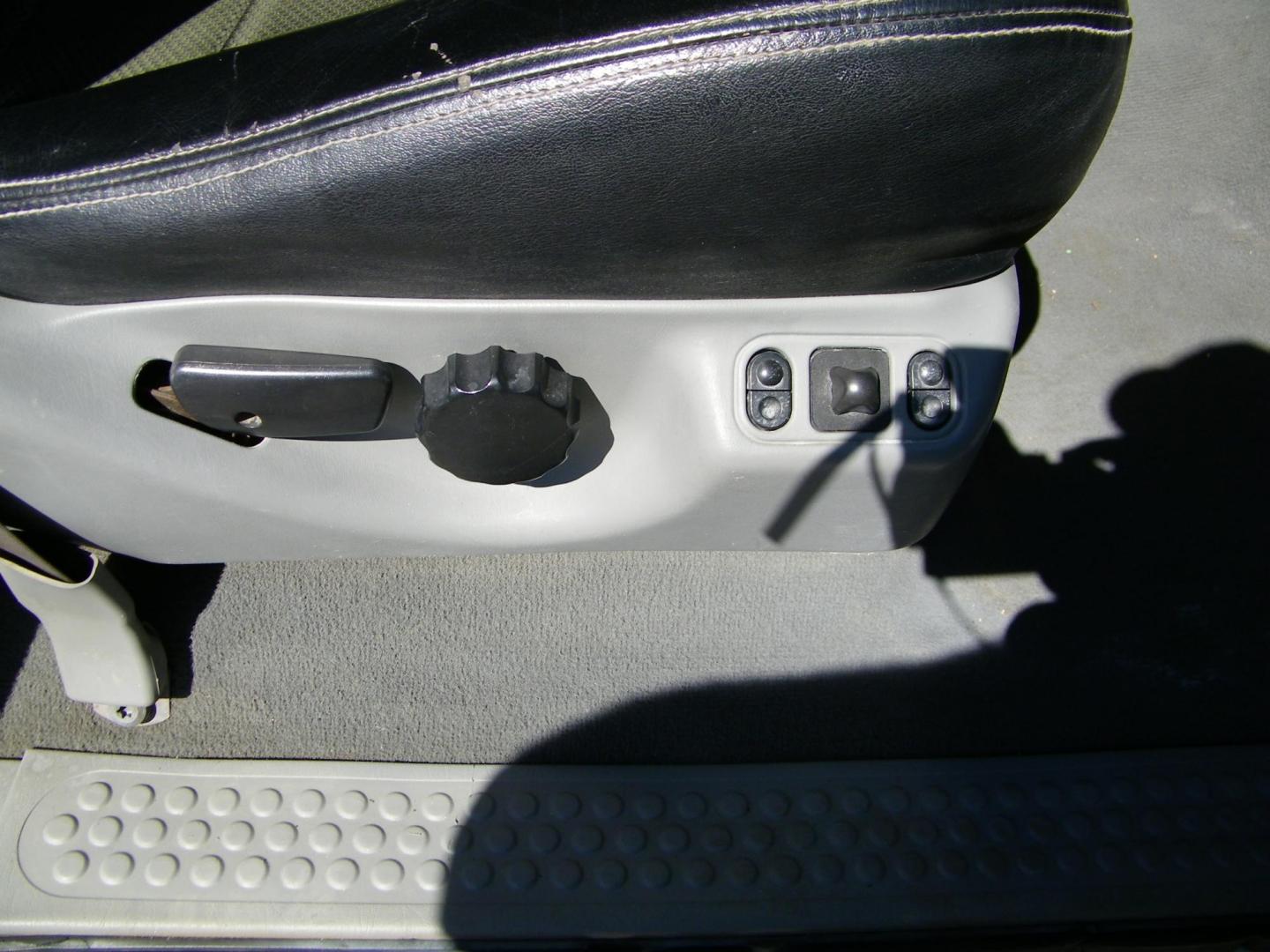 2006 WHITE /GRAY Ford F-350 DULLY 6.0 4WD Lariat Crew Cab 4WD DRW (1FTWW33P56E) with an 6.0L V8 OHV 32V TURBO DIESEL engine, AUTOMATIC transmission, located at 4000 Bee Ridge Road, Sarasota, FL, 34233, (941) 926-0300, 27.298664, -82.489151 - Photo#12