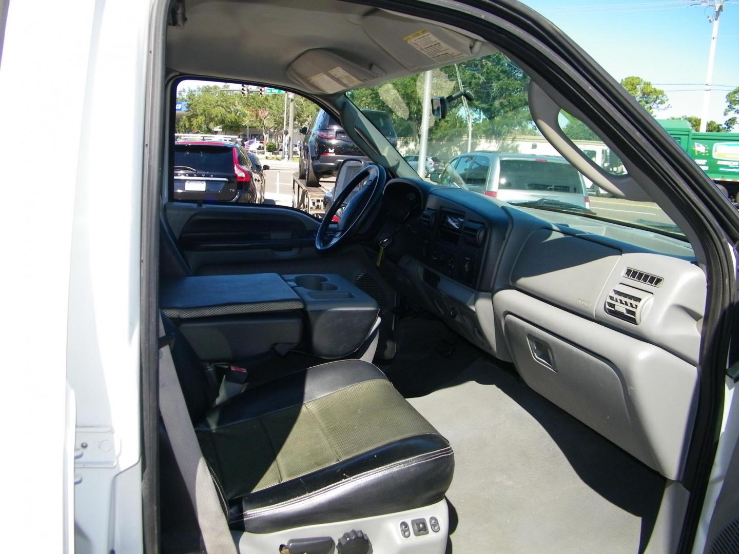 2006 WHITE /GRAY Ford F-350 DULLY 6.0 4WD Lariat Crew Cab 4WD DRW (1FTWW33P56E) with an 6.0L V8 OHV 32V TURBO DIESEL engine, AUTOMATIC transmission, located at 4000 Bee Ridge Road, Sarasota, FL, 34233, (941) 926-0300, 27.298664, -82.489151 - Photo#14