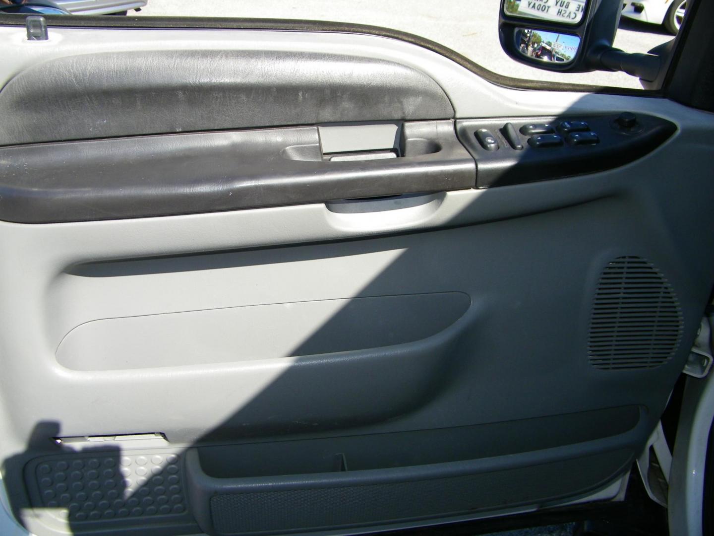 2006 WHITE /GRAY Ford F-350 DULLY 6.0 4WD Lariat Crew Cab 4WD DRW (1FTWW33P56E) with an 6.0L V8 OHV 32V TURBO DIESEL engine, AUTOMATIC transmission, located at 4000 Bee Ridge Road, Sarasota, FL, 34233, (941) 926-0300, 27.298664, -82.489151 - Photo#15