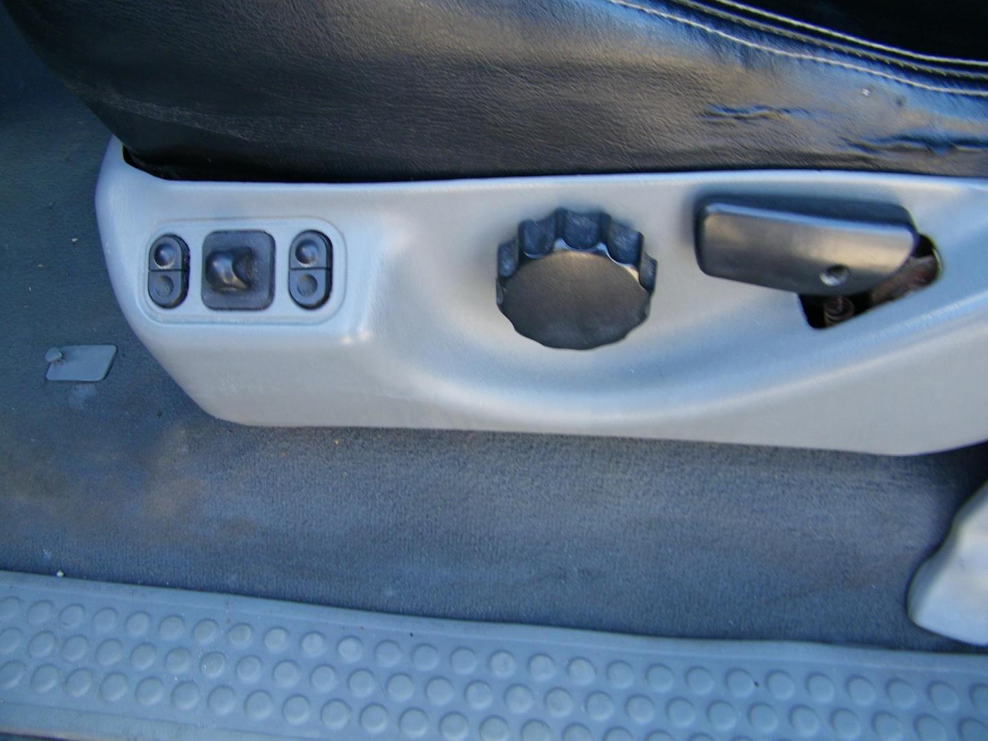 2006 WHITE /GRAY Ford F-350 DULLY 6.0 4WD Lariat Crew Cab 4WD DRW (1FTWW33P56E) with an 6.0L V8 OHV 32V TURBO DIESEL engine, AUTOMATIC transmission, located at 4000 Bee Ridge Road, Sarasota, FL, 34233, (941) 926-0300, 27.298664, -82.489151 - Photo#16