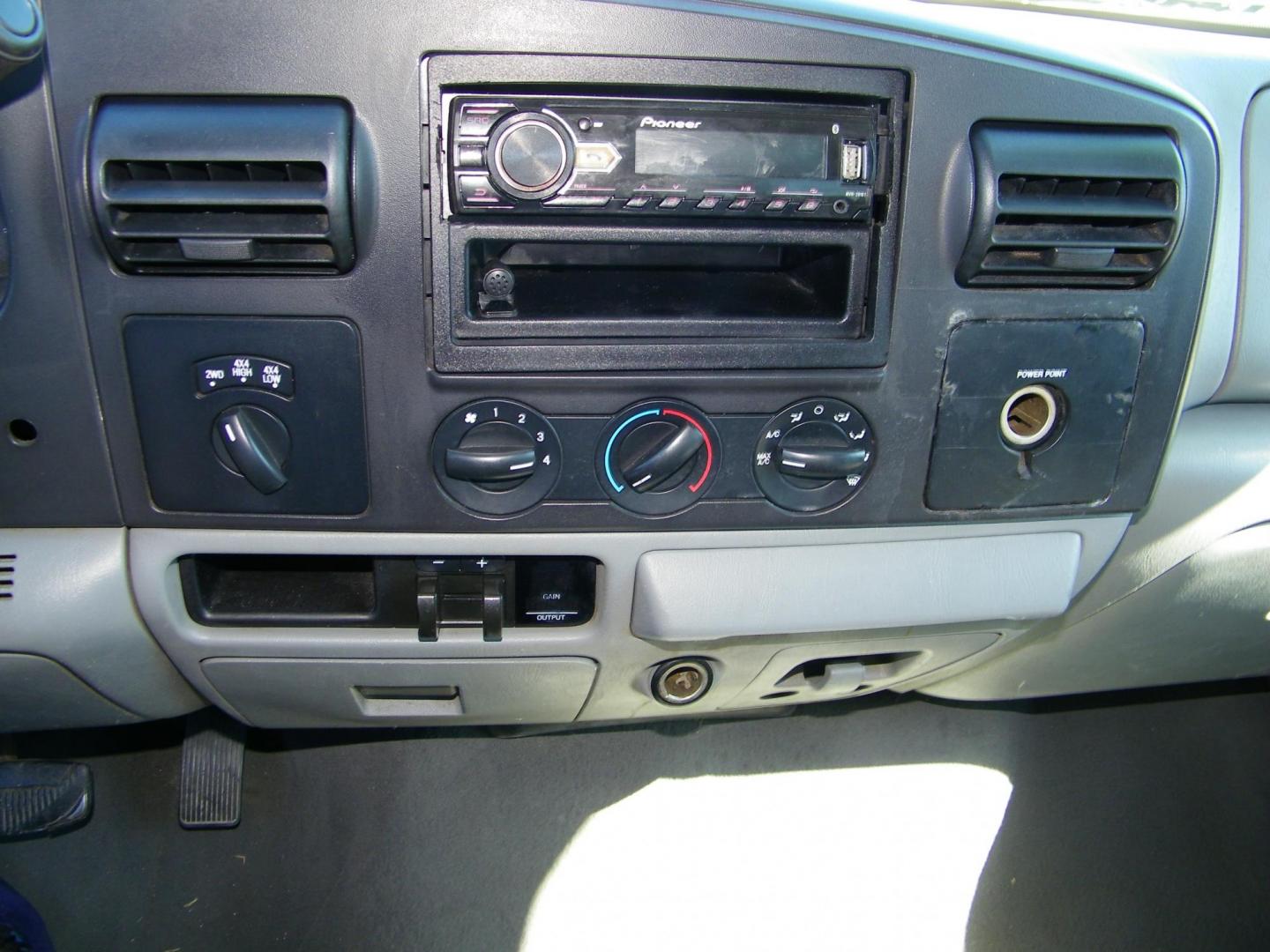 2006 WHITE /GRAY Ford F-350 DULLY 6.0 4WD Lariat Crew Cab 4WD DRW (1FTWW33P56E) with an 6.0L V8 OHV 32V TURBO DIESEL engine, AUTOMATIC transmission, located at 4000 Bee Ridge Road, Sarasota, FL, 34233, (941) 926-0300, 27.298664, -82.489151 - Photo#20