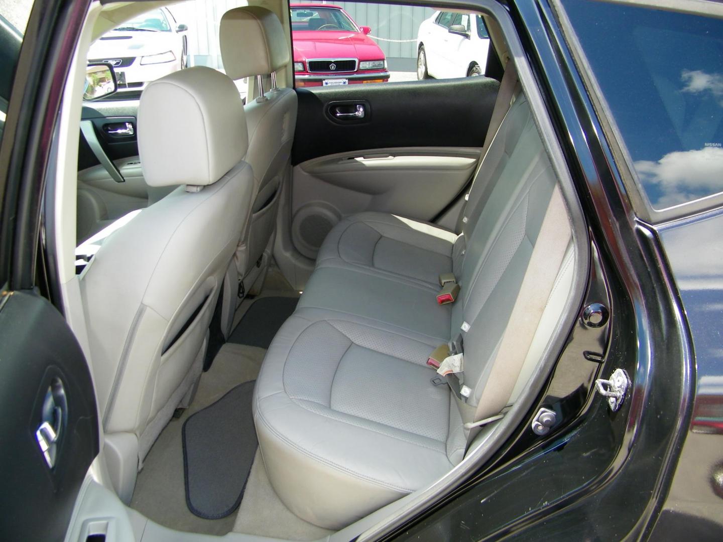 2011 Black /Grey Nissan Rogue SL 2WD (JN8AS5MT7BW) with an 2.5L L4 DOHC 16V engine, Automatic transmission, located at 4000 Bee Ridge Road, Sarasota, FL, 34233, (941) 926-0300, 27.298664, -82.489151 - Photo#10