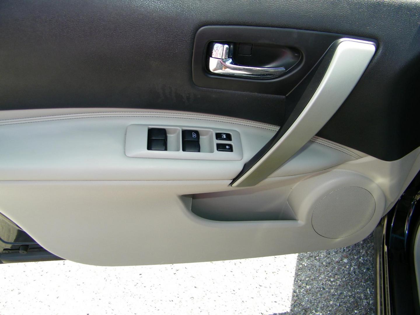 2011 Black /Grey Nissan Rogue SL 2WD (JN8AS5MT7BW) with an 2.5L L4 DOHC 16V engine, Automatic transmission, located at 4000 Bee Ridge Road, Sarasota, FL, 34233, (941) 926-0300, 27.298664, -82.489151 - Photo#15