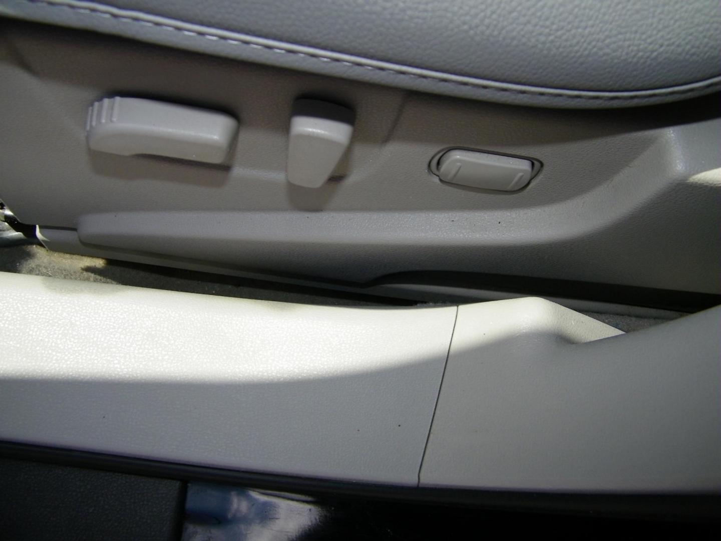 2011 Black /Grey Nissan Rogue SL 2WD (JN8AS5MT7BW) with an 2.5L L4 DOHC 16V engine, Automatic transmission, located at 4000 Bee Ridge Road, Sarasota, FL, 34233, (941) 926-0300, 27.298664, -82.489151 - Photo#16