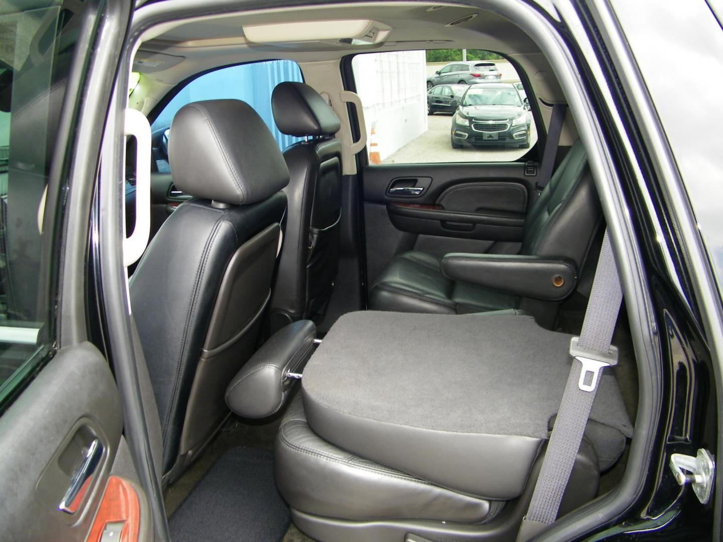 2007 Black /Black Cadillac Escalade 2WD (1GYEC63867R) with an 6.2L V8 OHV 16V engine, 6-Speed Automatic Overdrive transmission, located at 4000 Bee Ridge Road, Sarasota, FL, 34233, (941) 926-0300, 27.298664, -82.489151 - Photo#9