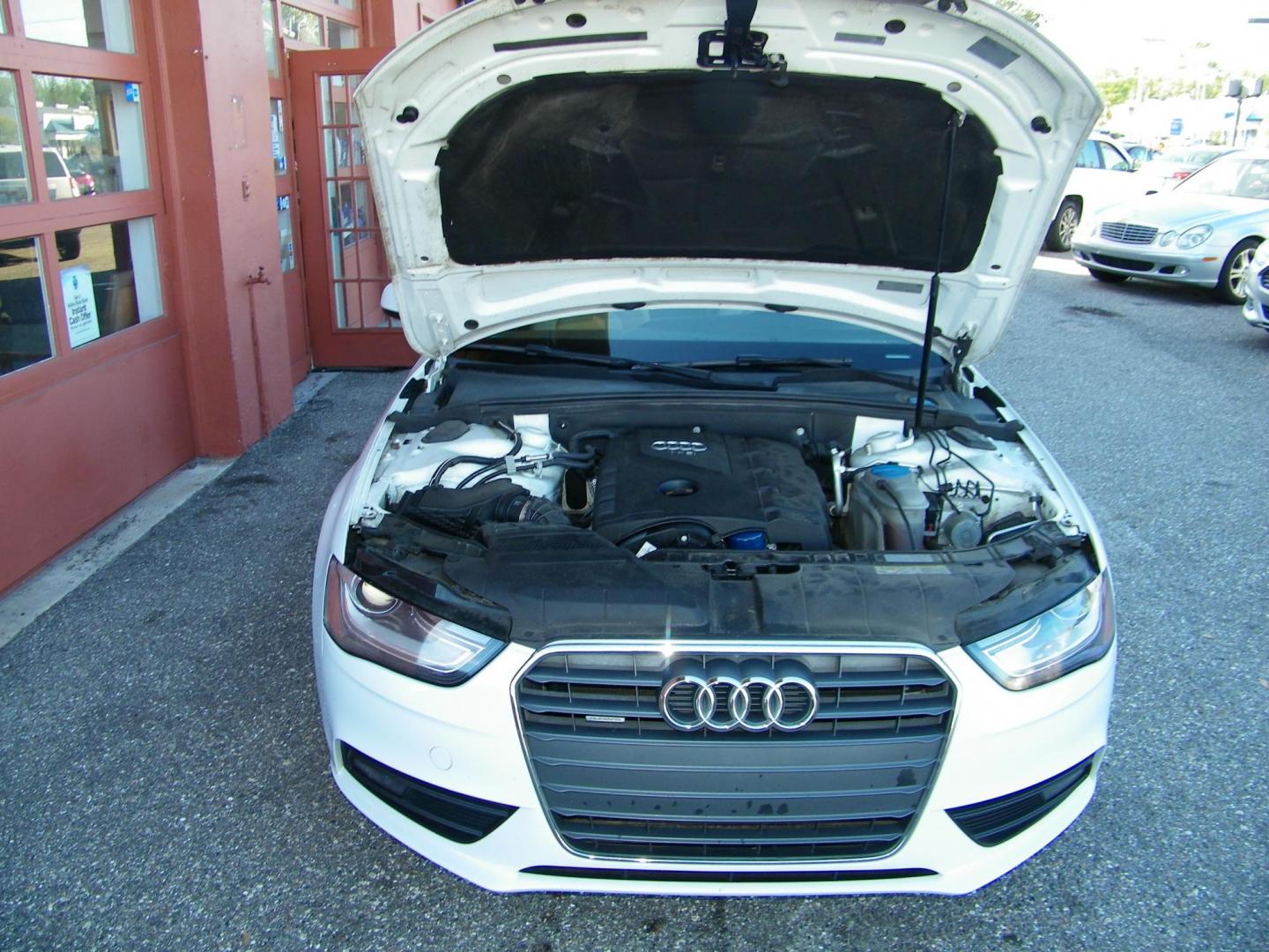 2013 White /Beige Audi A4 2.0T Premium Sedan quattro (WAUKFAFL9DA) with an 2.0L L4 DOHC 16V TURBO engine, AUTOMATIC transmission, located at 4000 Bee Ridge Road, Sarasota, FL, 34233, (941) 926-0300, 27.298664, -82.489151 - Photo#14