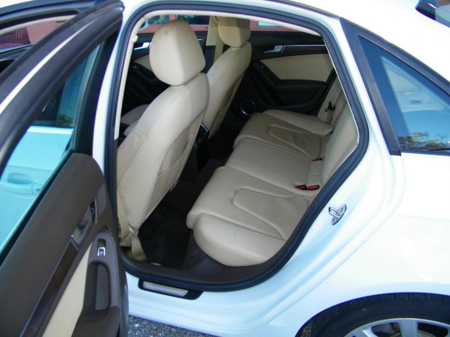 2013 White /Beige Audi A4 2.0T Premium Sedan quattro (WAUKFAFL9DA) with an 2.0L L4 DOHC 16V TURBO engine, AUTOMATIC transmission, located at 4000 Bee Ridge Road, Sarasota, FL, 34233, (941) 926-0300, 27.298664, -82.489151 - Photo#15