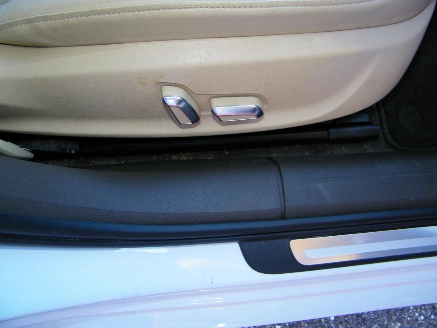 2013 White /Beige Audi A4 2.0T Premium Sedan quattro (WAUKFAFL9DA) with an 2.0L L4 DOHC 16V TURBO engine, AUTOMATIC transmission, located at 4000 Bee Ridge Road, Sarasota, FL, 34233, (941) 926-0300, 27.298664, -82.489151 - Photo#19