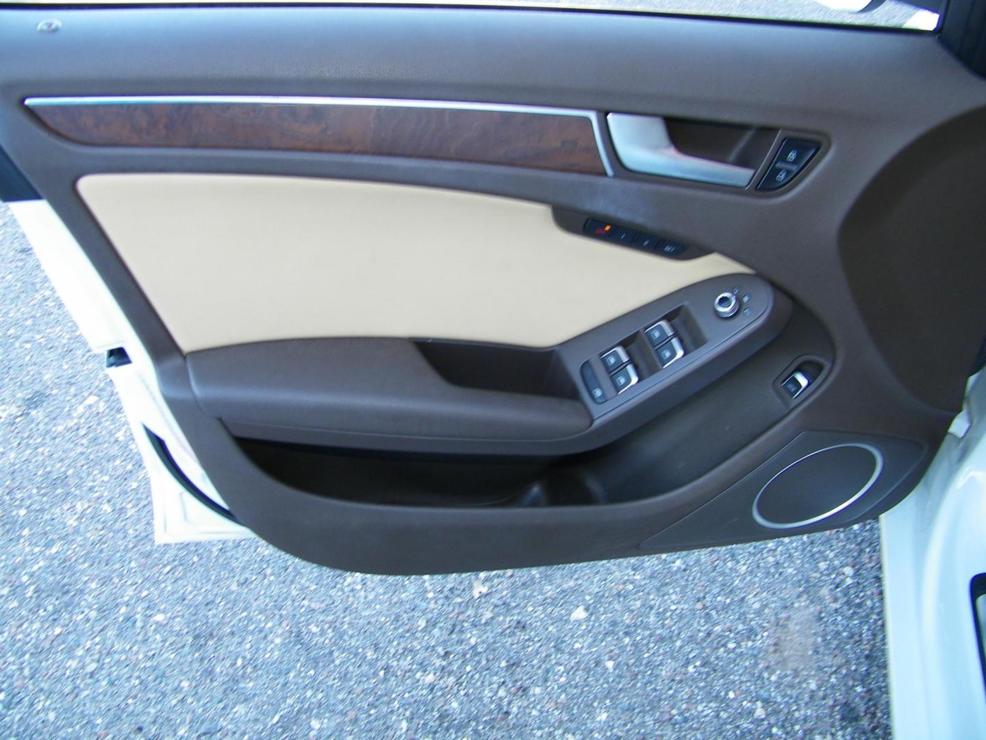 2013 White /Beige Audi A4 2.0T Premium Sedan quattro (WAUKFAFL9DA) with an 2.0L L4 DOHC 16V TURBO engine, AUTOMATIC transmission, located at 4000 Bee Ridge Road, Sarasota, FL, 34233, (941) 926-0300, 27.298664, -82.489151 - Photo#7