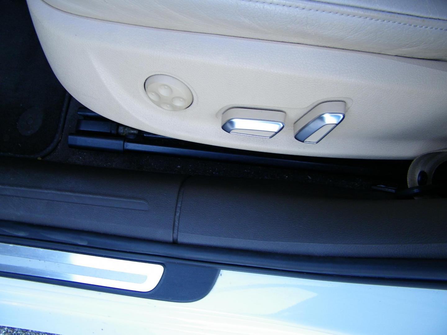 2013 White /Beige Audi A4 2.0T Premium Sedan quattro (WAUKFAFL9DA) with an 2.0L L4 DOHC 16V TURBO engine, AUTOMATIC transmission, located at 4000 Bee Ridge Road, Sarasota, FL, 34233, (941) 926-0300, 27.298664, -82.489151 - Photo#9