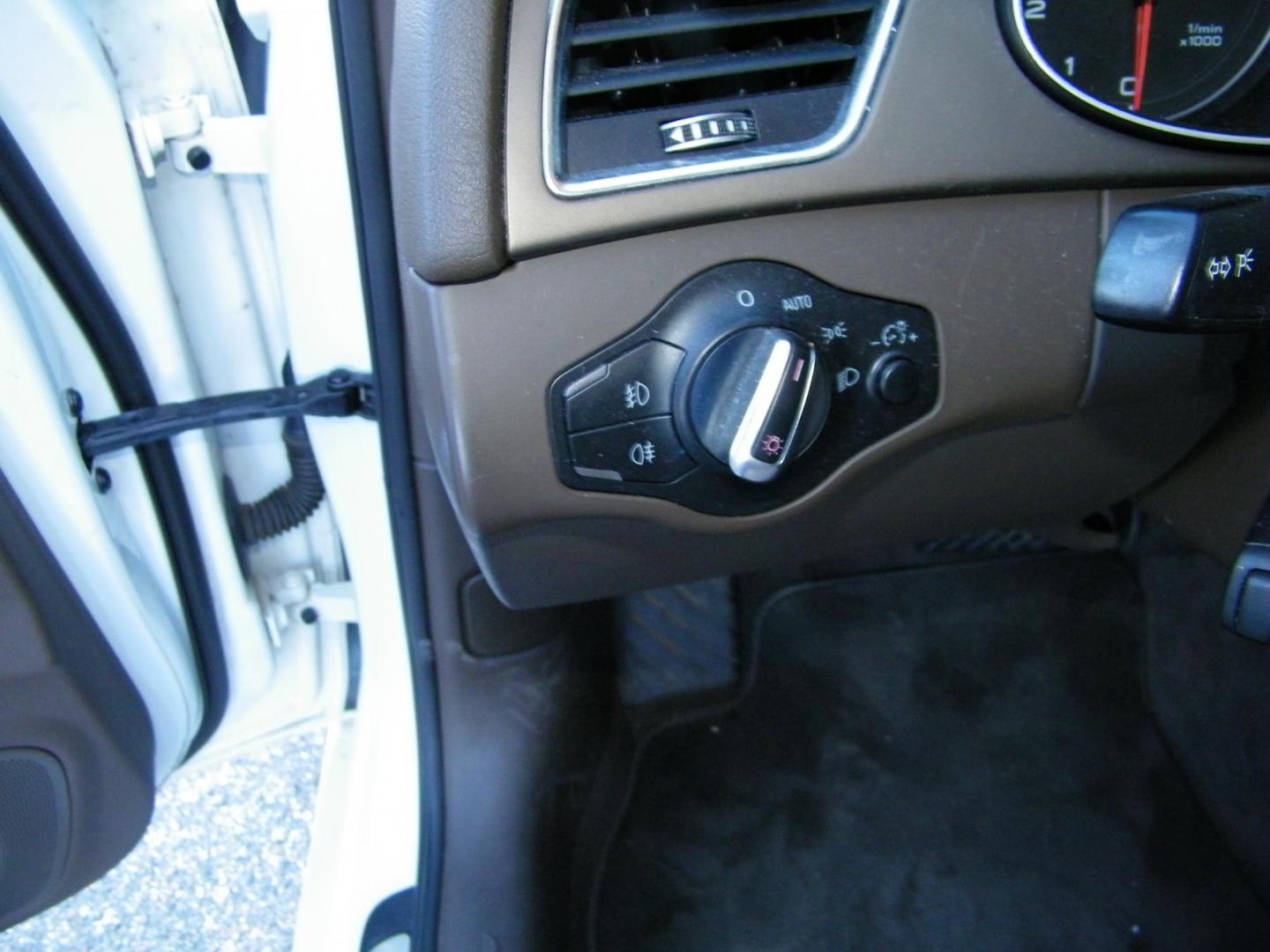 2013 White /Beige Audi A4 2.0T Premium Sedan quattro (WAUKFAFL9DA) with an 2.0L L4 DOHC 16V TURBO engine, AUTOMATIC transmission, located at 4000 Bee Ridge Road, Sarasota, FL, 34233, (941) 926-0300, 27.298664, -82.489151 - Photo#20