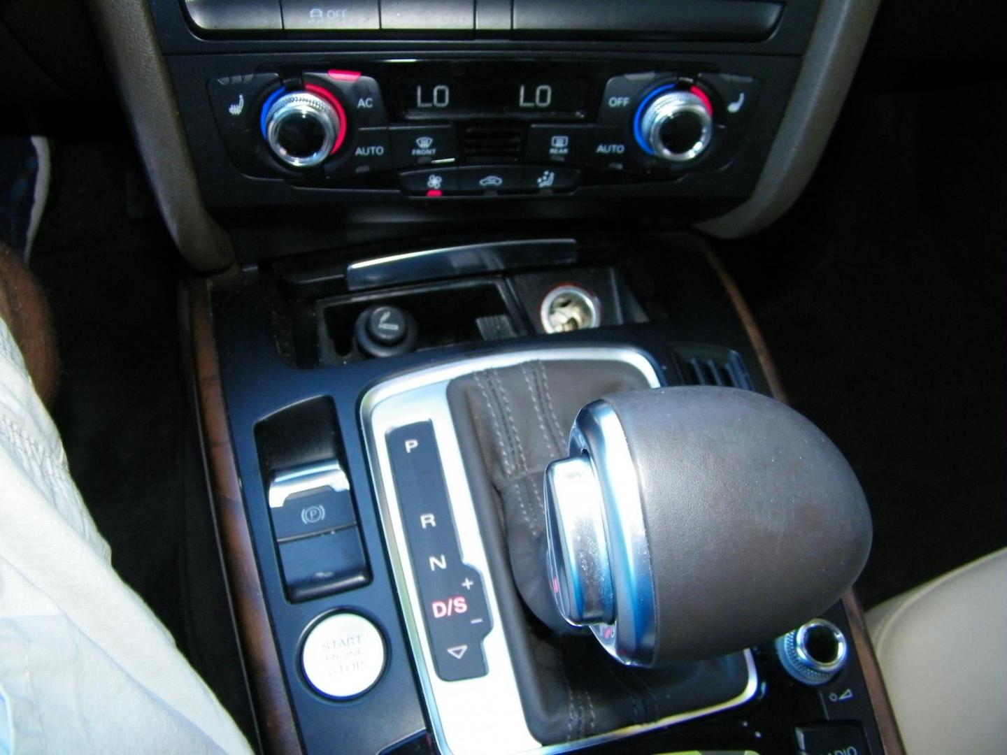 2013 White /Beige Audi A4 2.0T Premium Sedan quattro (WAUKFAFL9DA) with an 2.0L L4 DOHC 16V TURBO engine, AUTOMATIC transmission, located at 4000 Bee Ridge Road, Sarasota, FL, 34233, (941) 926-0300, 27.298664, -82.489151 - Photo#23