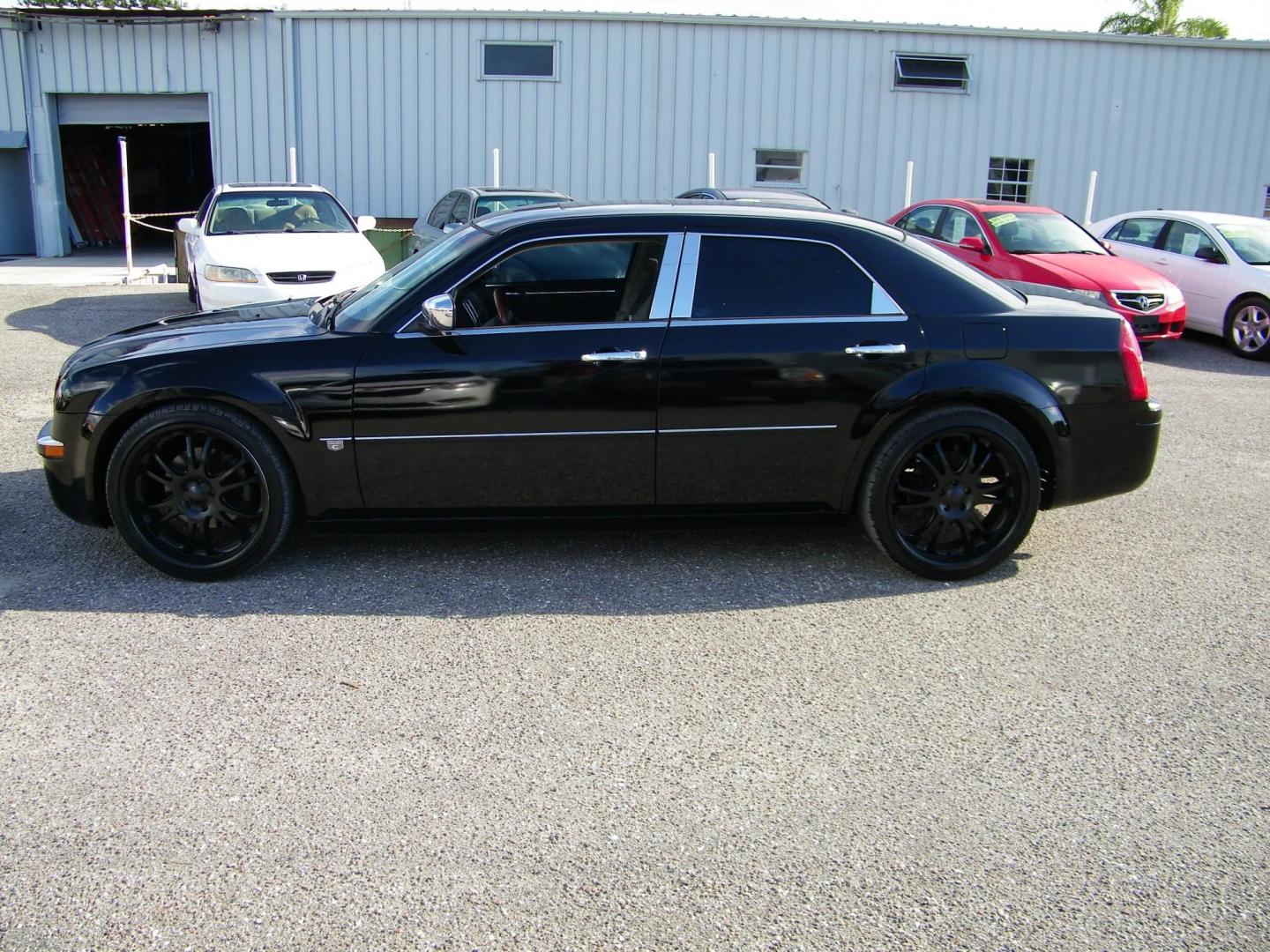 2006 Black /Black Chrysler 300 C (2C3KA63H46H) with an 5.7L V8 HEMI engine, Automatic transmission, located at 4000 Bee Ridge Road, Sarasota, FL, 34233, (941) 926-0300, 27.298664, -82.489151 - Photo#3