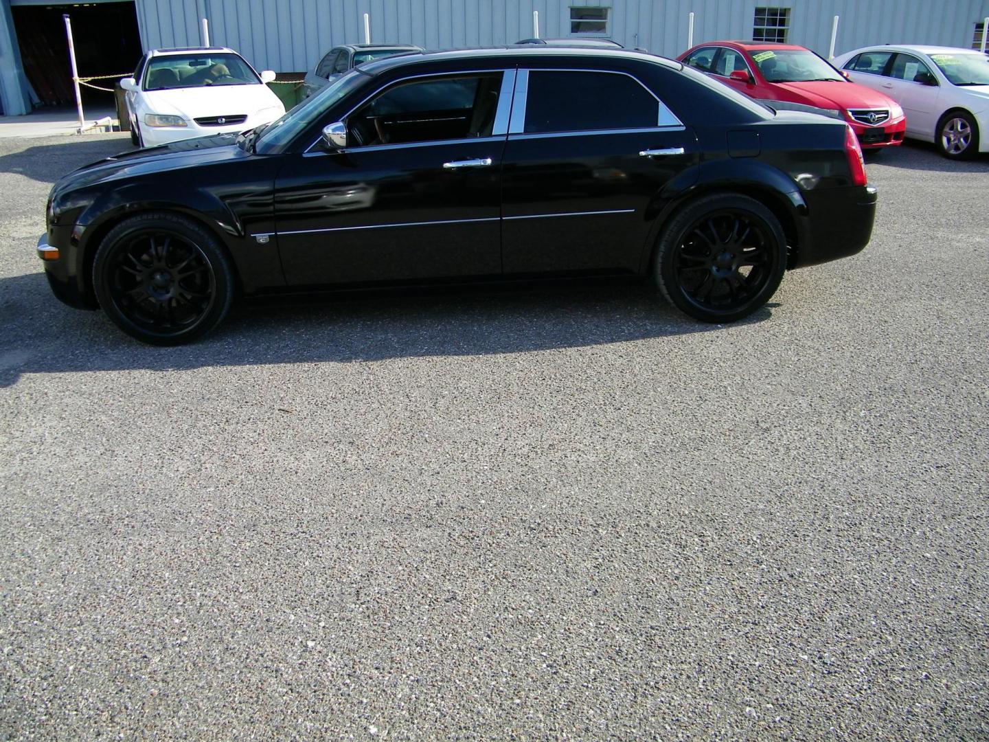 2006 Black /Black Chrysler 300 C (2C3KA63H46H) with an 5.7L V8 HEMI engine, Automatic transmission, located at 4000 Bee Ridge Road, Sarasota, FL, 34233, (941) 926-0300, 27.298664, -82.489151 - Photo#4