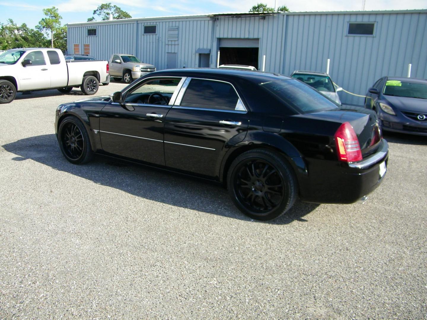 2006 Black /Black Chrysler 300 C (2C3KA63H46H) with an 5.7L V8 HEMI engine, Automatic transmission, located at 4000 Bee Ridge Road, Sarasota, FL, 34233, (941) 926-0300, 27.298664, -82.489151 - Photo#7