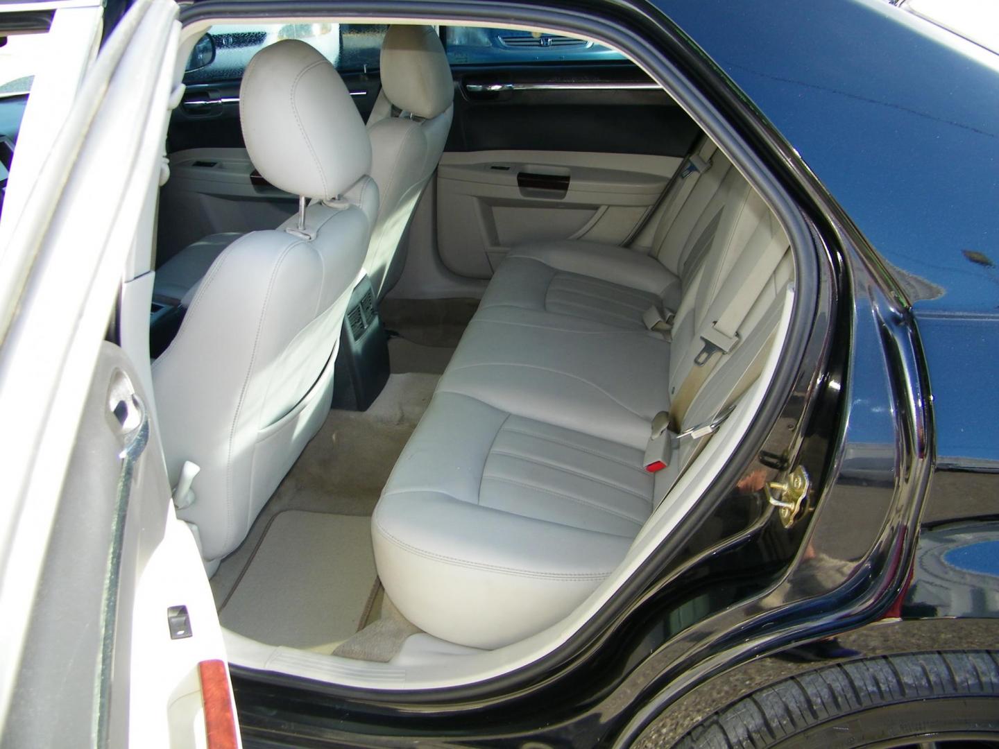 2006 Black /Black Chrysler 300 C (2C3KA63H46H) with an 5.7L V8 HEMI engine, Automatic transmission, located at 4000 Bee Ridge Road, Sarasota, FL, 34233, (941) 926-0300, 27.298664, -82.489151 - Photo#15