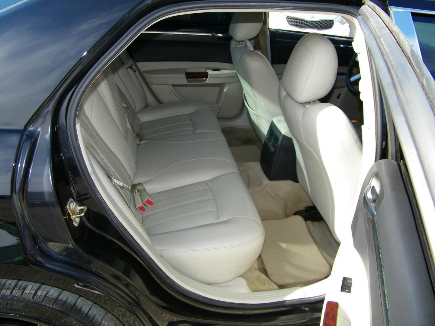 2006 Black /Black Chrysler 300 C (2C3KA63H46H) with an 5.7L V8 HEMI engine, Automatic transmission, located at 4000 Bee Ridge Road, Sarasota, FL, 34233, (941) 926-0300, 27.298664, -82.489151 - Photo#17