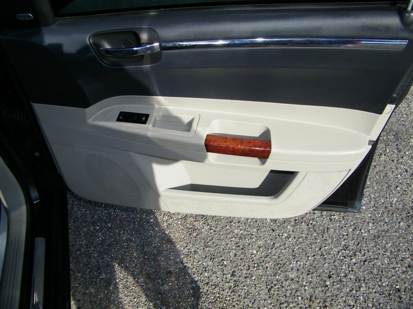 2006 Black /Black Chrysler 300 C (2C3KA63H46H) with an 5.7L V8 HEMI engine, Automatic transmission, located at 4000 Bee Ridge Road, Sarasota, FL, 34233, (941) 926-0300, 27.298664, -82.489151 - Photo#18