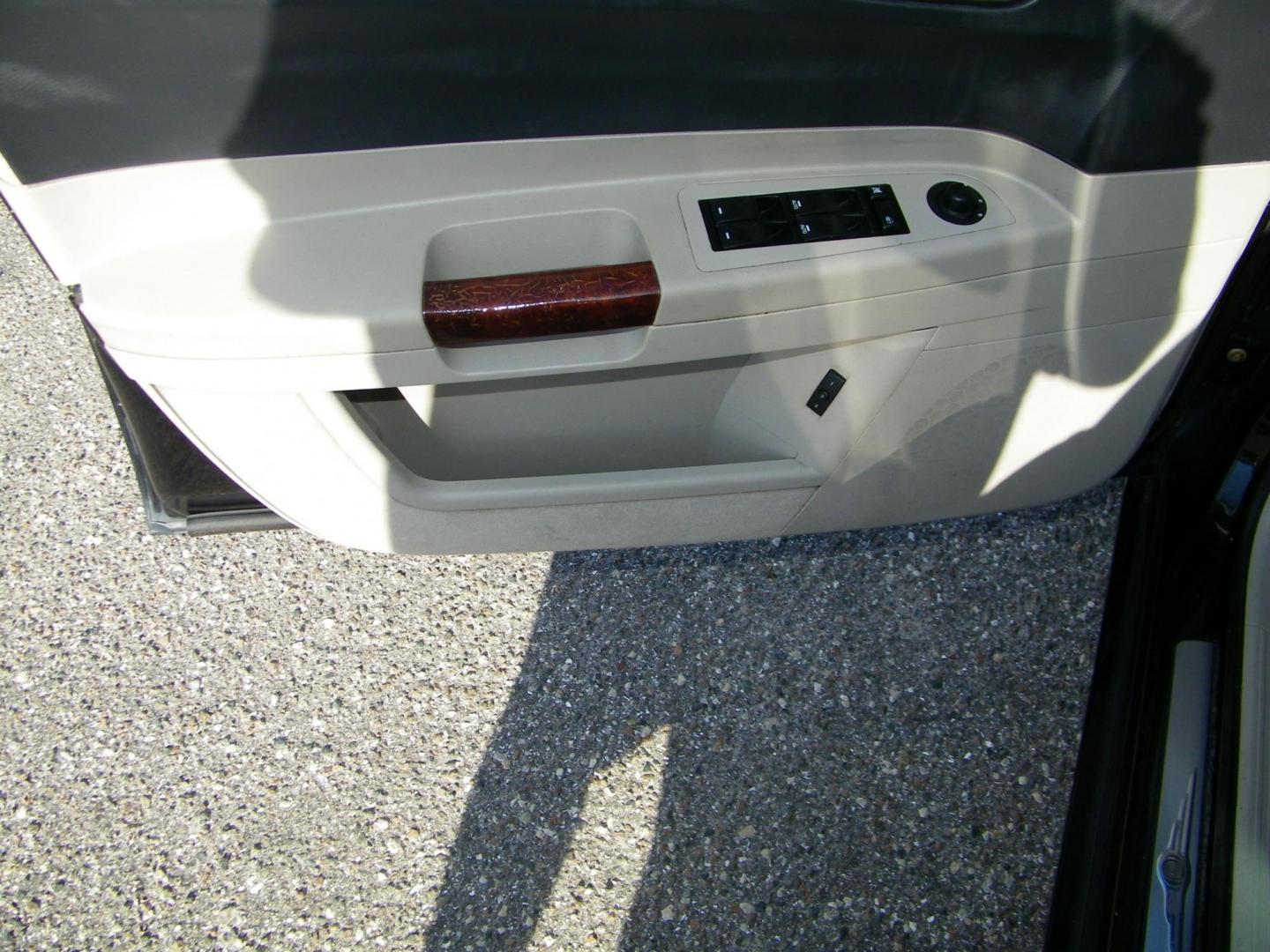 2006 Black /Black Chrysler 300 C (2C3KA63H46H) with an 5.7L V8 HEMI engine, Automatic transmission, located at 4000 Bee Ridge Road, Sarasota, FL, 34233, (941) 926-0300, 27.298664, -82.489151 - Photo#21