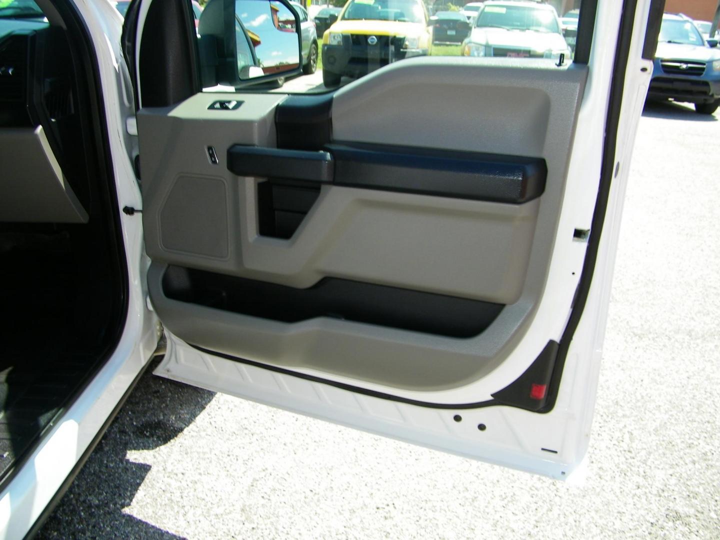 2018 White /Gray Ford F-150 Lariat SuperCab 6.5-ft. 4WD (1FTFX1E53JK) with an 5.0L V8 OHV 16V engine, 6A transmission, located at 4000 Bee Ridge Road, Sarasota, FL, 34233, (941) 926-0300, 27.298664, -82.489151 - Photo#12