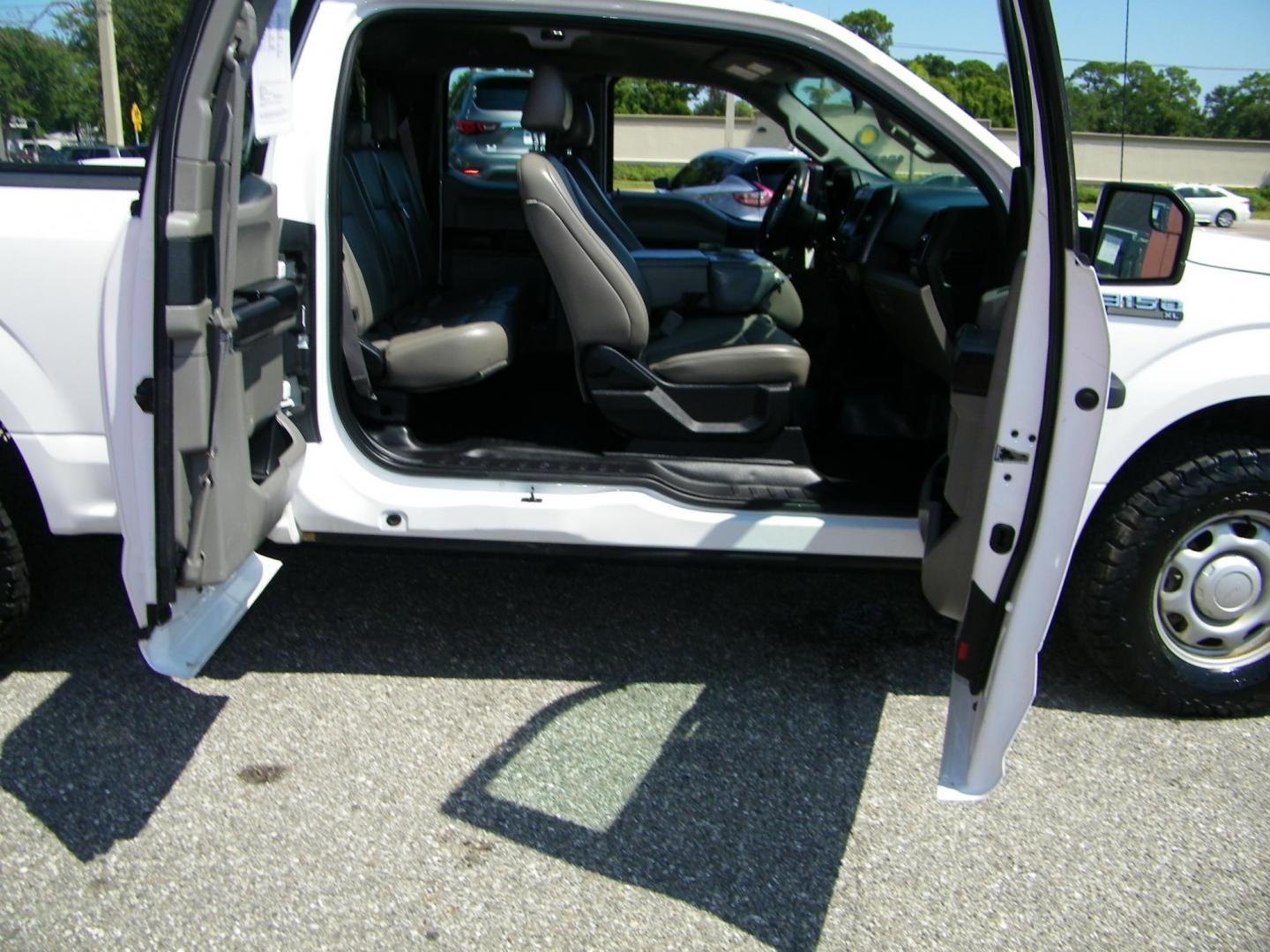 2018 White /Gray Ford F-150 Lariat SuperCab 6.5-ft. 4WD (1FTFX1E53JK) with an 5.0L V8 OHV 16V engine, 6A transmission, located at 4000 Bee Ridge Road, Sarasota, FL, 34233, (941) 926-0300, 27.298664, -82.489151 - Photo#2