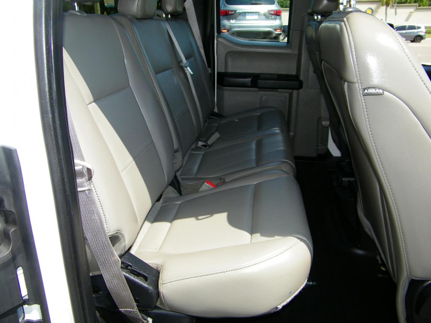 2018 White /Gray Ford F-150 Lariat SuperCab 6.5-ft. 4WD (1FTFX1E53JK) with an 5.0L V8 OHV 16V engine, 6A transmission, located at 4000 Bee Ridge Road, Sarasota, FL, 34233, (941) 926-0300, 27.298664, -82.489151 - Photo#9