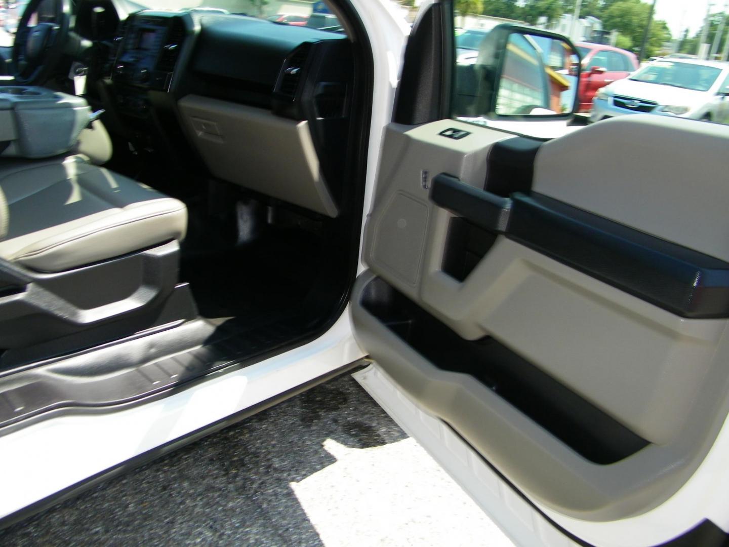 2018 White /Gray Ford F-150 Lariat SuperCab 6.5-ft. 4WD (1FTFX1E53JK) with an 5.0L V8 OHV 16V engine, 6A transmission, located at 4000 Bee Ridge Road, Sarasota, FL, 34233, (941) 926-0300, 27.298664, -82.489151 - Photo#14