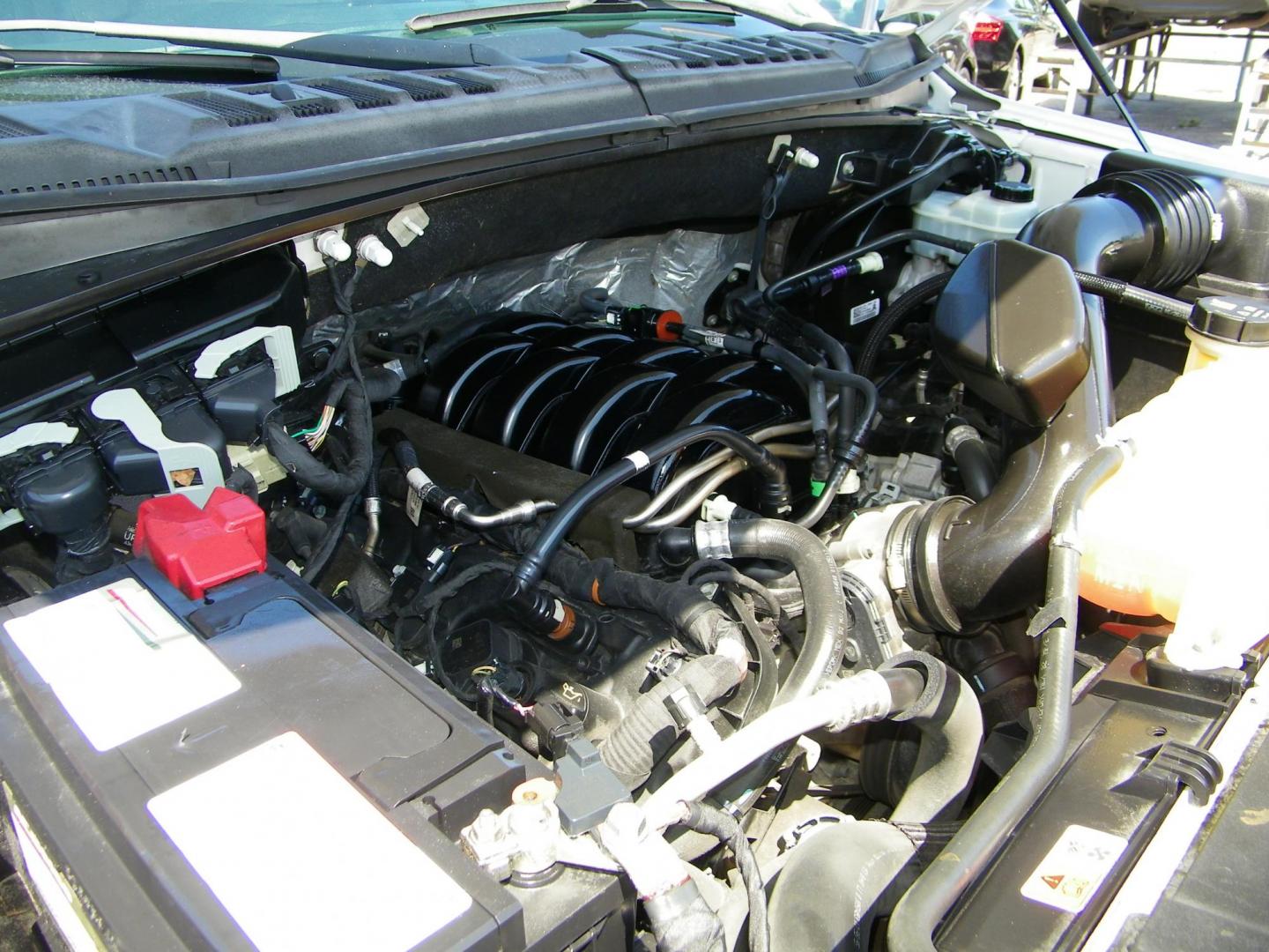 2018 White /Gray Ford F-150 Lariat SuperCab 6.5-ft. 4WD (1FTFX1E53JK) with an 5.0L V8 OHV 16V engine, 6A transmission, located at 4000 Bee Ridge Road, Sarasota, FL, 34233, (941) 926-0300, 27.298664, -82.489151 - Photo#15