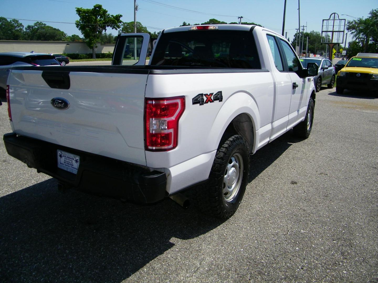 2018 White /Gray Ford F-150 Lariat SuperCab 6.5-ft. 4WD (1FTFX1E53JK) with an 5.0L V8 OHV 16V engine, 6A transmission, located at 4000 Bee Ridge Road, Sarasota, FL, 34233, (941) 926-0300, 27.298664, -82.489151 - Photo#4