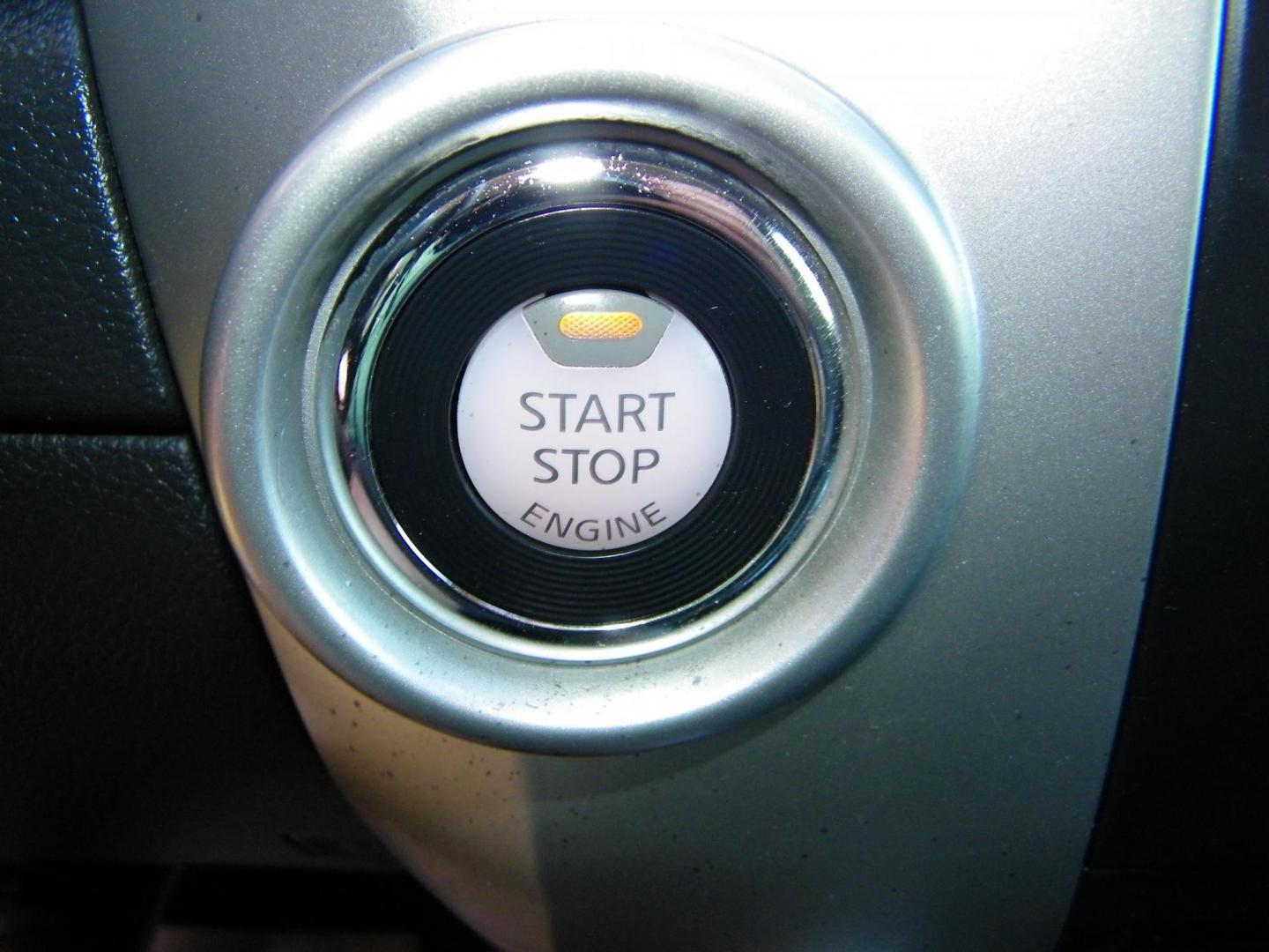 2018 White /Grey Nissan Titan S King Cab 2WD (1N6AA1C69JN) with an 5.6L V8 DOHC 32V engine, 7A transmission, located at 4000 Bee Ridge Road, Sarasota, FL, 34233, (941) 926-0300, 27.298664, -82.489151 - Photo#19