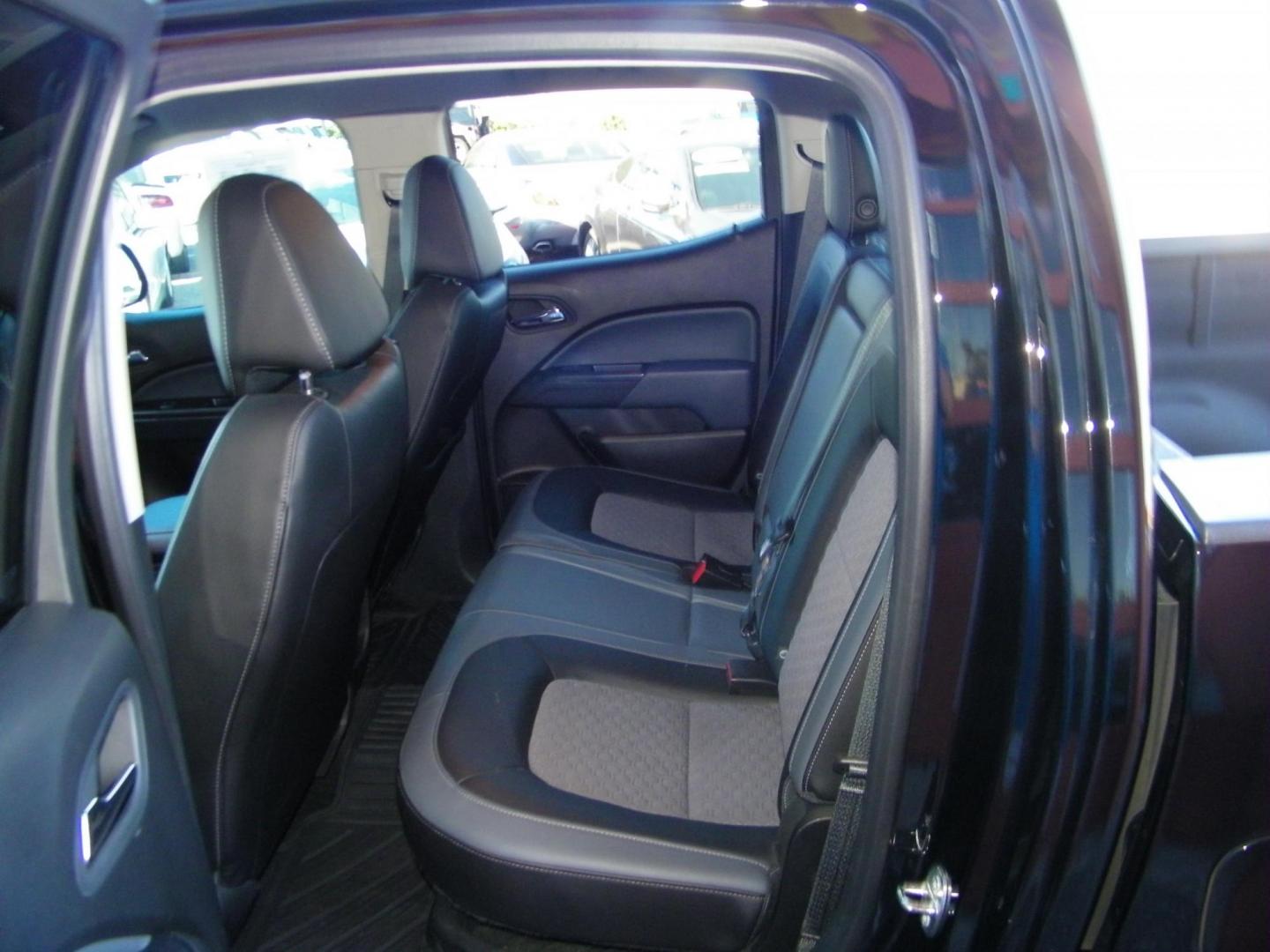 2017 Black /Black Chevrolet Colorado Z71 Crew Cab 2WD Short Box (1GCGSDEN0H1) with an 3.6L V6 DOHC 24V GAS engine, 6A transmission, located at 4000 Bee Ridge Road, Sarasota, FL, 34233, (941) 926-0300, 27.298664, -82.489151 - Photo#11