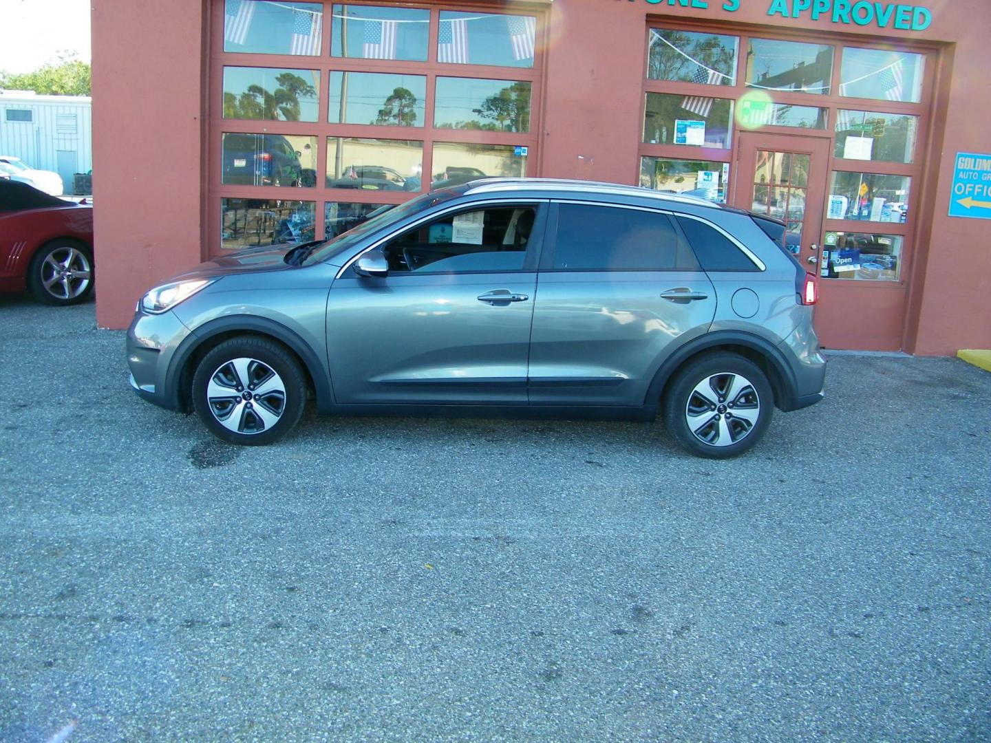 2017 Gray /Black Kia Niro EX (KNDCC3LC5H5) with an 2.0L L4 DOHC 16V HYBRID engine, 6A transmission, located at 4000 Bee Ridge Road, Sarasota, FL, 34233, (941) 926-0300, 27.298664, -82.489151 - Photo#2