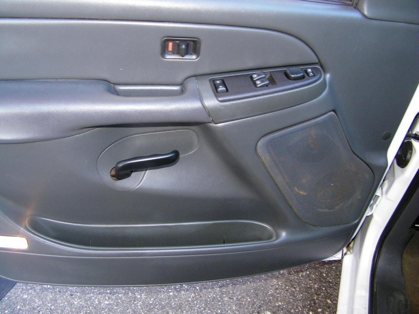 2007 White /Grey Chevrolet Silverado Classic 1500 LS Ext. Cab 2WD (1GCEC19VX7Z) with an 4.8L V8 OHV 16V engine, 4-Speed Automatic Overdrive transmission, located at 4000 Bee Ridge Road, Sarasota, FL, 34233, (941) 926-0300, 27.298664, -82.489151 - Photo#11