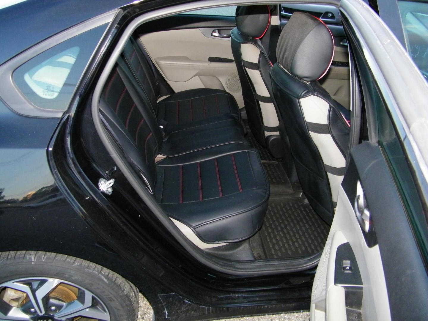 2021 Black /Black Kia Forte FE (3KPF24AD8ME) with an 2.0L L4 DOHC 16V engine, CVT transmission, located at 4000 Bee Ridge Road, Sarasota, FL, 34233, (941) 926-0300, 27.298664, -82.489151 - Photo#12