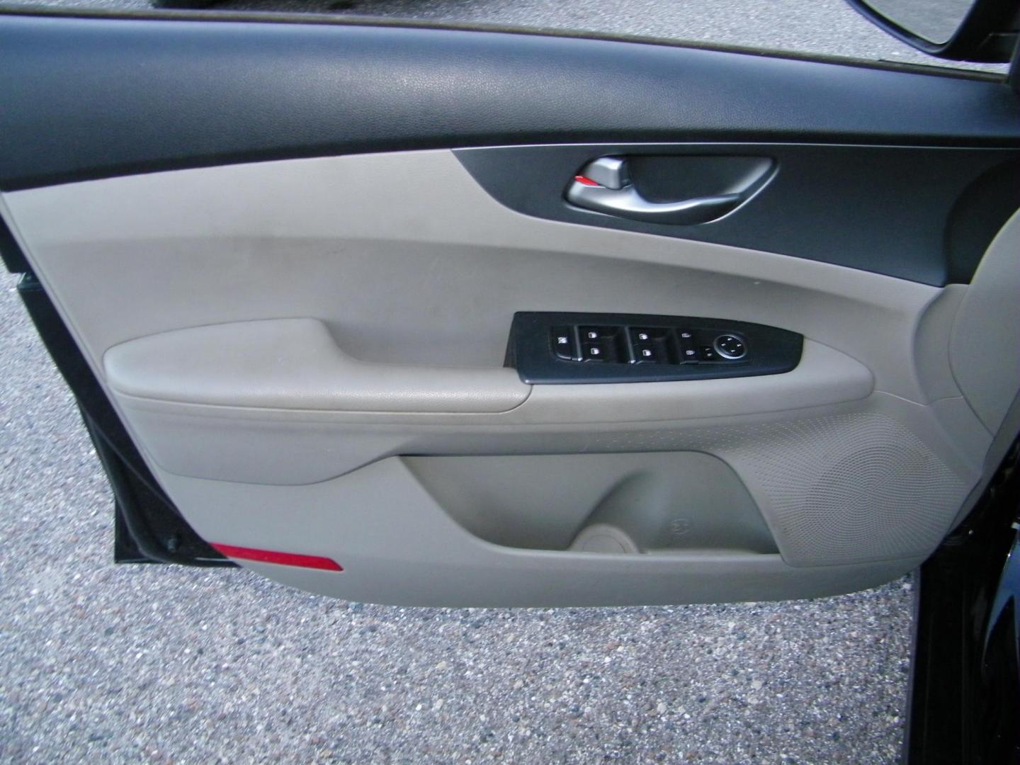 2021 Black /Black Kia Forte FE (3KPF24AD8ME) with an 2.0L L4 DOHC 16V engine, CVT transmission, located at 4000 Bee Ridge Road, Sarasota, FL, 34233, (941) 926-0300, 27.298664, -82.489151 - Photo#15