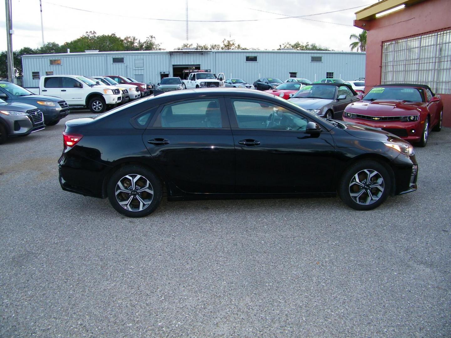 2021 Black /Black Kia Forte FE (3KPF24AD8ME) with an 2.0L L4 DOHC 16V engine, CVT transmission, located at 4000 Bee Ridge Road, Sarasota, FL, 34233, (941) 926-0300, 27.298664, -82.489151 - Photo#5