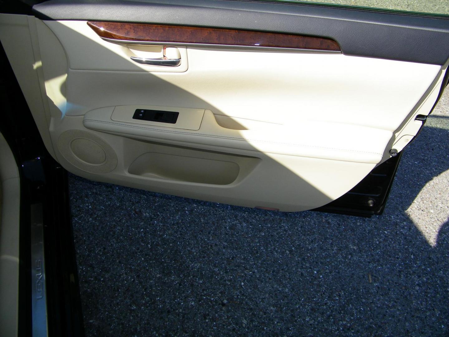 2014 Black /Beige Lexus ES 350 Sedan (JTHBK1GG9E2) with an 3.5L V6 DOHC 24V engine, 6-Speed Automatic transmission, located at 4000 Bee Ridge Road, Sarasota, FL, 34233, (941) 926-0300, 27.298664, -82.489151 - Photo#12