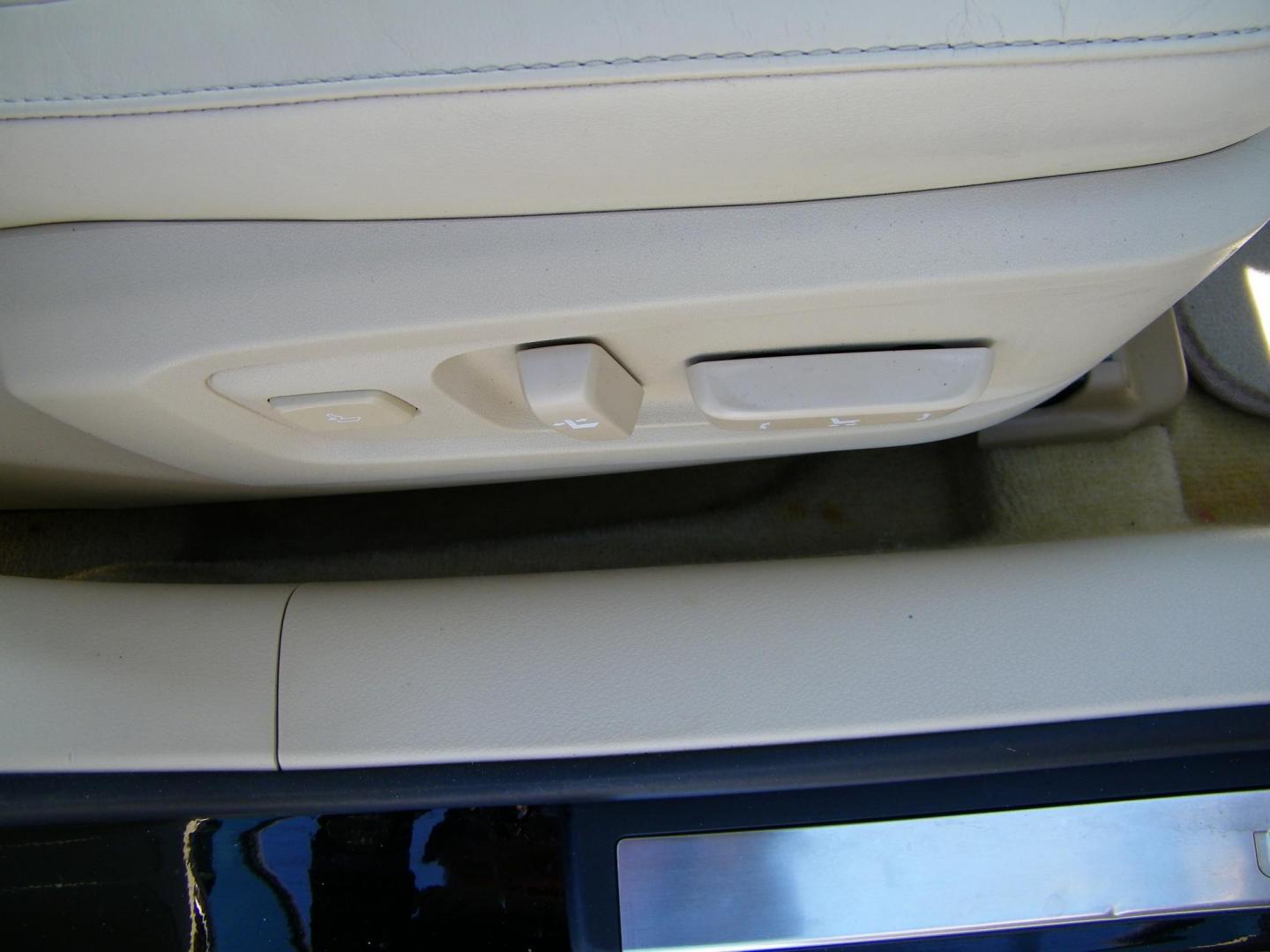 2014 Black /Beige Lexus ES 350 Sedan (JTHBK1GG9E2) with an 3.5L V6 DOHC 24V engine, 6-Speed Automatic transmission, located at 4000 Bee Ridge Road, Sarasota, FL, 34233, (941) 926-0300, 27.298664, -82.489151 - Photo#14