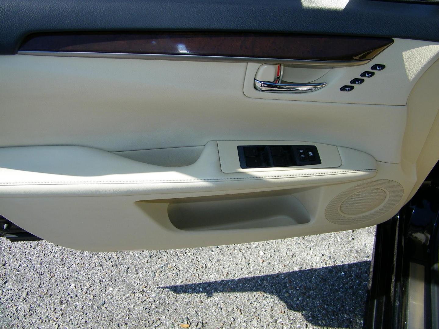 2014 Black /Beige Lexus ES 350 Sedan (JTHBK1GG9E2) with an 3.5L V6 DOHC 24V engine, 6-Speed Automatic transmission, located at 4000 Bee Ridge Road, Sarasota, FL, 34233, (941) 926-0300, 27.298664, -82.489151 - Photo#15