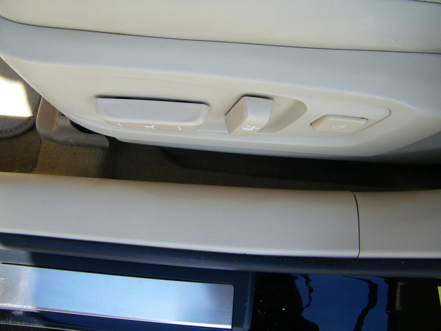 2014 Black /Beige Lexus ES 350 Sedan (JTHBK1GG9E2) with an 3.5L V6 DOHC 24V engine, 6-Speed Automatic transmission, located at 4000 Bee Ridge Road, Sarasota, FL, 34233, (941) 926-0300, 27.298664, -82.489151 - Photo#18