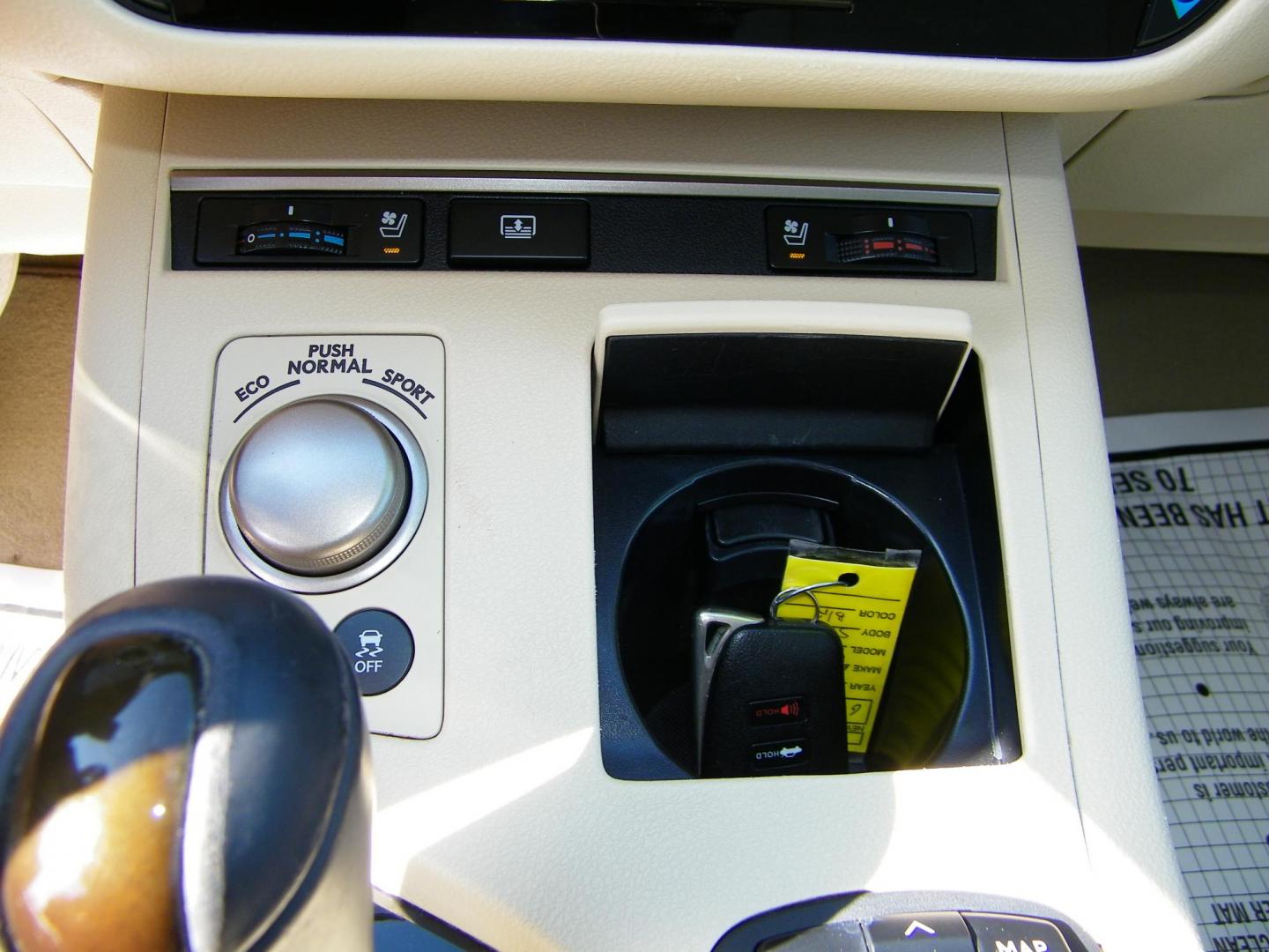 2014 Black /Beige Lexus ES 350 Sedan (JTHBK1GG9E2) with an 3.5L V6 DOHC 24V engine, 6-Speed Automatic transmission, located at 4000 Bee Ridge Road, Sarasota, FL, 34233, (941) 926-0300, 27.298664, -82.489151 - Photo#21